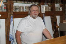Otto hinter der Theke