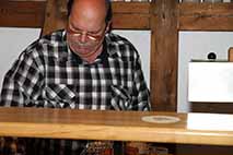 Hans hinter der Theke